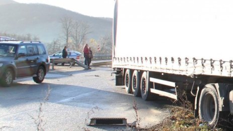 Аварирал румънски тир затруднява движението на Хаинбоаз