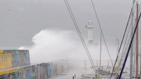 Пристанище "Варна" е затворено поради силен вятър