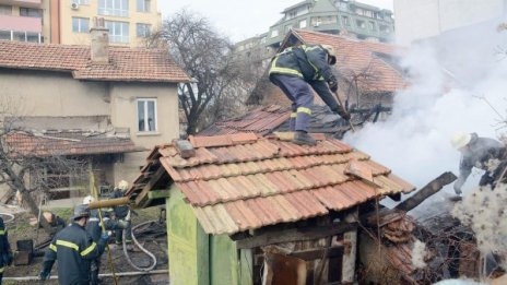 Клошар подпали изоставена къща в "Овча купел"