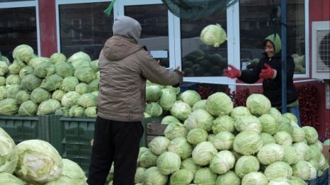 Българинът пазарува от борси и тържища, избягва магазинчета