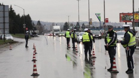 Полицията на крак - проверки из кръчми и молове