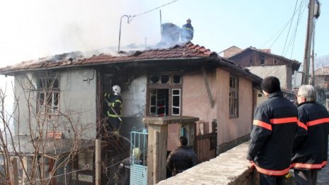 Стара къща изгоря във Велико Търново