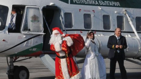 Дядо Коледа кацна с хеликоптер в София