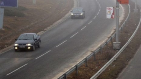 Заради мъгла е намалена видимостта на места