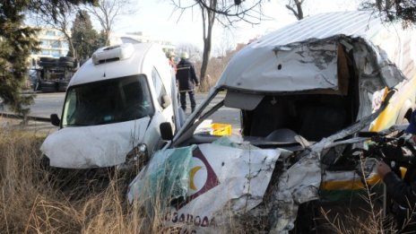 Бетоновоз се удари челно с бус, повлече и лека кола 