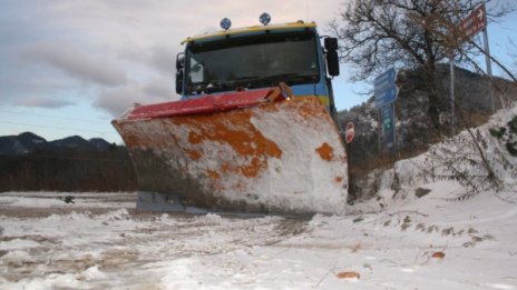 Времето: Вятър, сняг, на места обилен дъжд