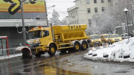 3 000 снегопочистващи машини чистят пътищата в страната 