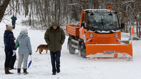 Махат опасните ледени висулки от мостовете в София 