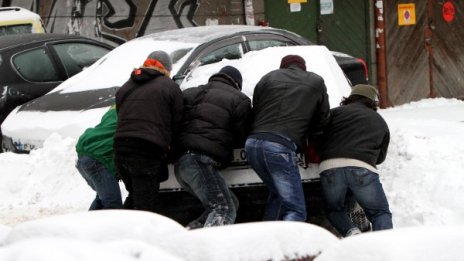 Варна се събуди под 30 см снежна покривка