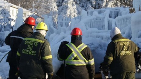 40 коли се удариха във верижна катастрофа в Канада