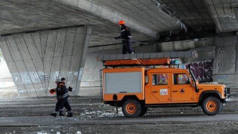 Общината продължава с премахването на ледените висулки