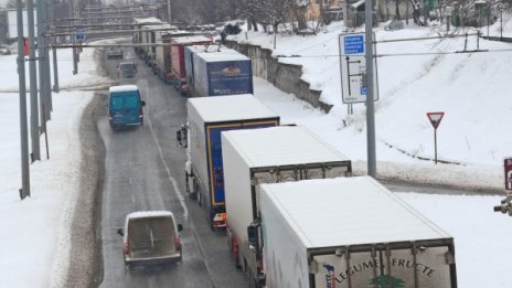 Втори ден километрични опашки на Дунав мост