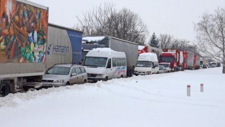 Опашка от 200 ТИР-а на Дунав мост