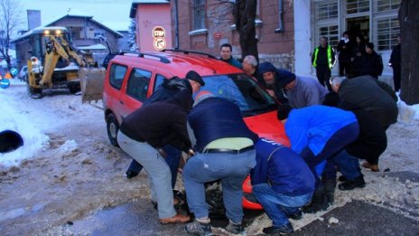 Яма глътна предницата на "Дачия" във Враца