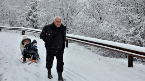 След новия сняг – едни на шейни, други в дерето