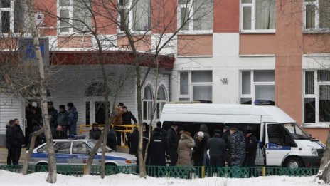 Въоръжен нахлу в училище в Москва, държа заложници