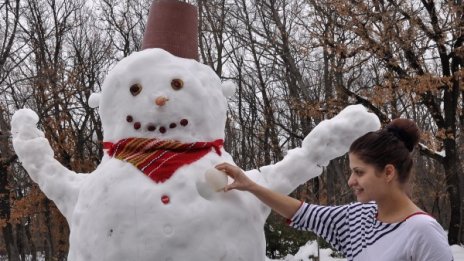 Двуметров снежен човек стана атракция в Хасково