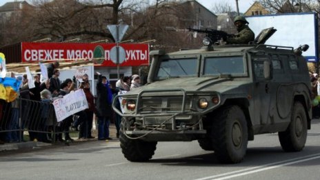 Руските сили укрепват позициите си в Крим