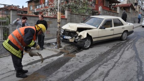 Шофьор предизвика катастрофа в Хасково и избяга