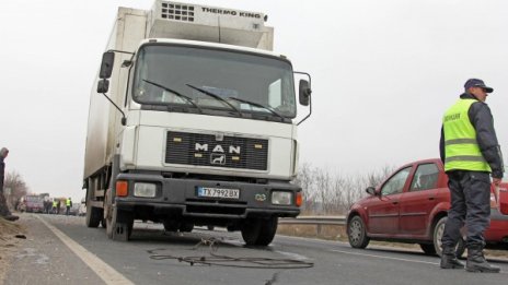 Микробус се удари в спрял ТИР, три жени са ранени