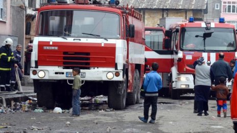 След пожара: 7 обгазени роми в болница, трима избягаха 