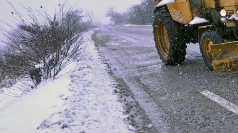 Априлски сняг затруднява движението на прохода Шипка