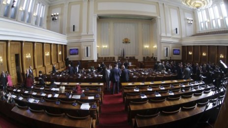 Липсата на кворум провалила 13 парламентарни заседания