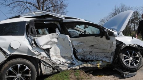 Пиян се натресе в дърво, 18-годишно момиче загина 