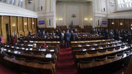 Парламентът започна работа от втория опит