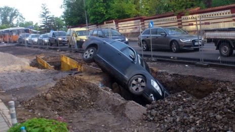 "Мерцедес" паркира в яма до Семинарията