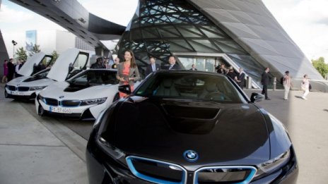 BMW стартира доставките на хибрида i8