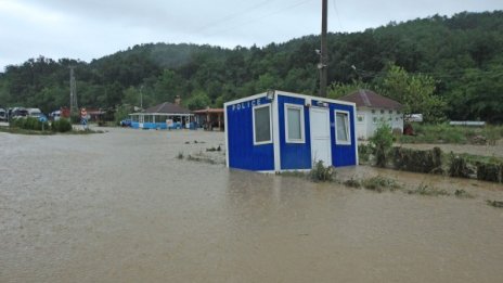 Хаинбоаз е затворен за движение, 1 км от него е разрушен