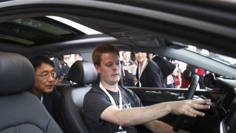 Google представи конкурента на Apple Car Play