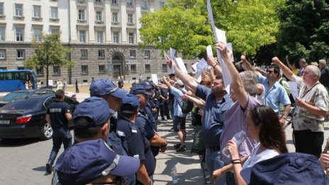 Протест с украинско знаме посрещна Лавров в София