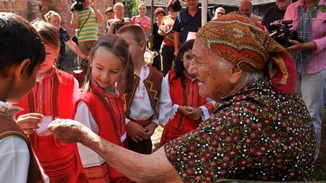 Столетница пие кафе сутрин и по глътка ракия за обяд и вечеря