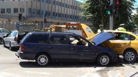 Млад шофьор мина на червено, прати трима в болница  