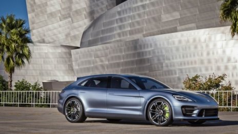 Porsche отлага пускането на малката Panamera