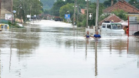 Пороите пак наводниха къщи и затвориха пътища