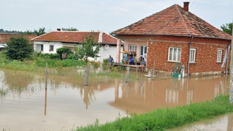 Десетки къщи са паднали, а стотици са под вода във Врачанско