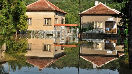 Евакуирана от наводнението жена роди момиченце