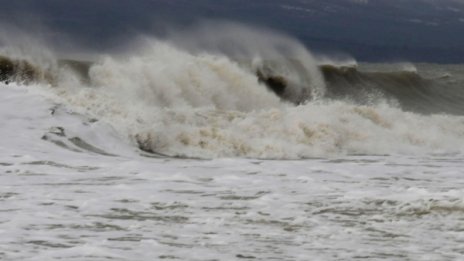 Намериха мъртъв мъж в морето на плажа в Царево