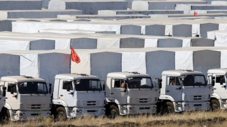 Хуманитарният конвой на Русия влиза в Украйна с Червения кръст