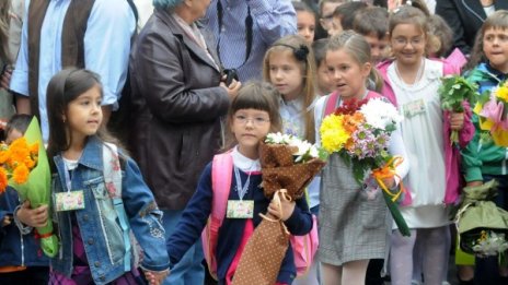 Политиците са нежелани на първия учебен ден