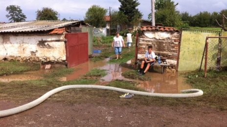 Язовир преля край Първомай, евакуираха десетки