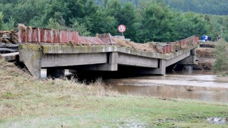 Бедствието удари 20 населени места, реките ще се покачват още