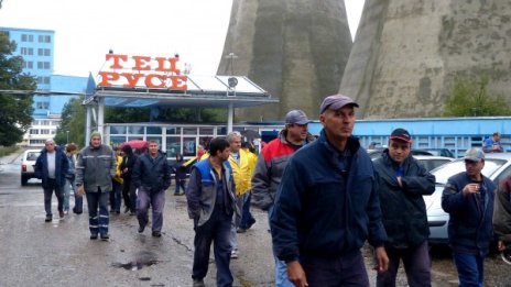 Забавени заплати изведоха енергетици на протест 