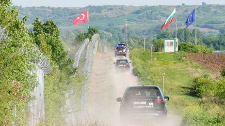 The Guardian: Българската полиция e "блокирала спасяването" на трима мигранти, които по-късно замръзнаха до смърт