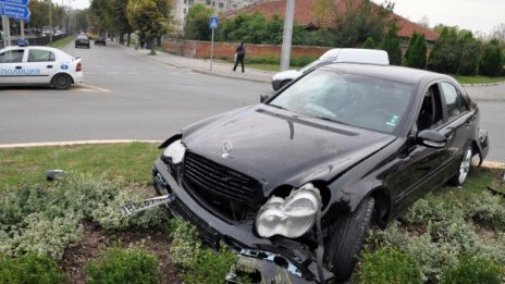 Хасковлия заби колата си на кръгово кръстовище в града