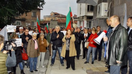 Бунт в Ямбол заради мандатите, в Дупница пак са на крак