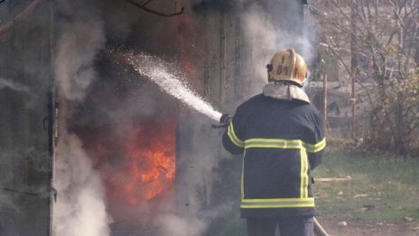 Младеж пострада при пожар в дома си